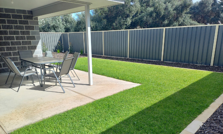 A small backyard with a table and chairs - SIL vacancy in Loxton
