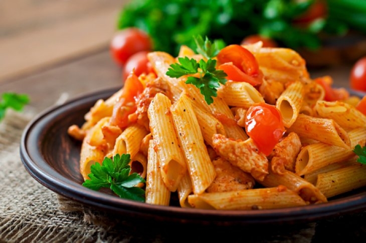 Penne,Pasta,In,Tomato,Sauce,With,Chicken,,Tomatoes,Decorated,With